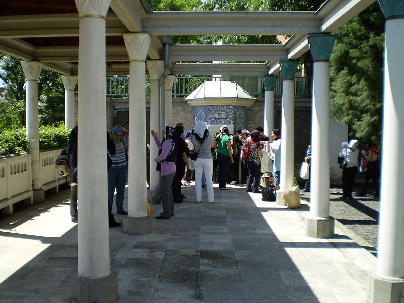 bp_2 055.JPG - Muslim pilgrims visit Gül Baba's tomb